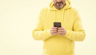 Kesilmiş adam internette sohbet ediyor. Kesilmiş adam akıllı telefondan mesaj atıyor.