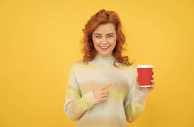 Kadın plastik bardağı işaret ediyor. Günaydın. Mutluluğu ifade et. pozitif duygular