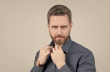 Her gün iyi görünüyorsun. Sakallı adamın modası geçti. Sıradan erkek giyimi. Erkek kıyafetleri. Moda görünüyor