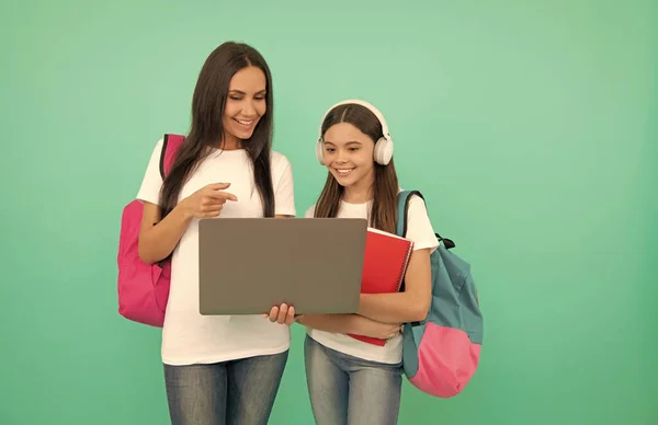 Online eğitim. Öğrenci ve öğrenci. Anne ve genç kız internetten çalışıyorlar. özel öğretmen ve çocuk — Stok fotoğraf