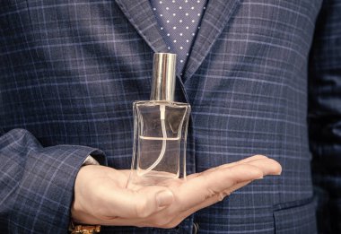 Günlük kullanım için taze koku. Erkek elinde parfüm şişesi. Parfüm spreyi. Eau de Tuvalet