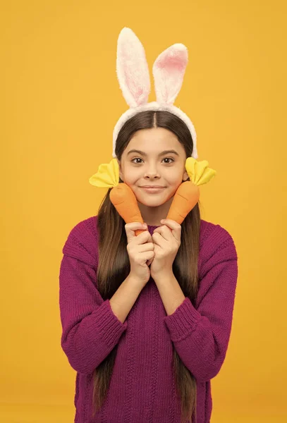 Felice Pasqua adolescente ragazza in divertenti orecchie di coniglio tenere carota, felice Pasqua — Foto Stock