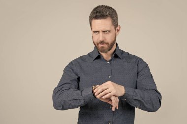 Saatine bakıyorum. Sakallı adam kol saatine bak. Zaman kontrolü. Son teslim tarihi. Dakik olmak