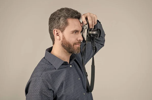 Fotojornalista sem barba em camisa de estilo casual tirar fotografia com câmera fotográfica portátil, paparazzi — Fotografia de Stock