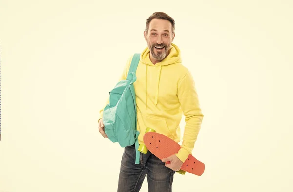 Glad mogen man hipster i hoody med ryggsäck och penny styrelse isolerad på vit, skateboard. — Stockfoto