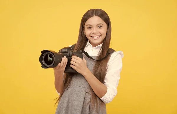 Vrolijk kind meisje nemen foto met digicam, fotografie — Stockfoto
