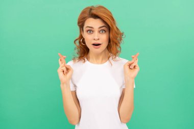 Duygularını ifade et. Kıvırcık saçlı, hayret verici bir kadın. Dilek tutuyorum. Kadın model..