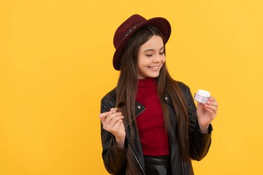 Bayan kozmetik ürünü sunuyorum. Mutlu çocuk yüz pudrası kullanır. Genç kız, kızarma..