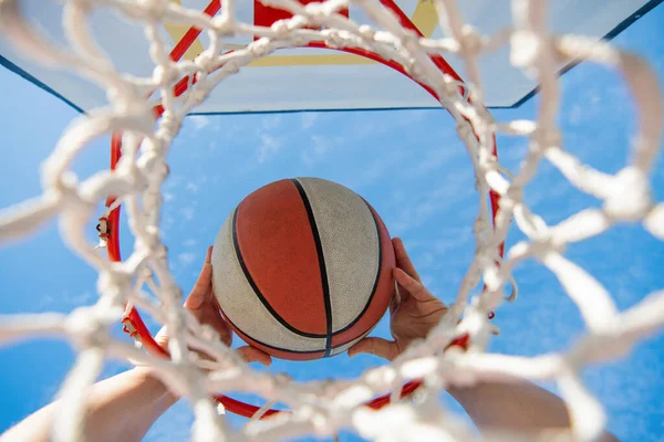 Ο μπασκετμπολίστας ρίχνει την μπάλα στο στεφάνι, αθληταρά — Φωτογραφία Αρχείου