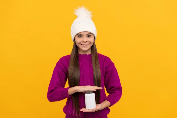 Suplemento alimentar. menina adolescente com produtos naturais pílula. apresentando produto vitamínico. — Fotografia de Stock