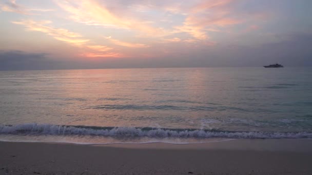 Playa de la mañana en el cielo del amanecer con pájaro y barco, vacaciones — Vídeo de stock