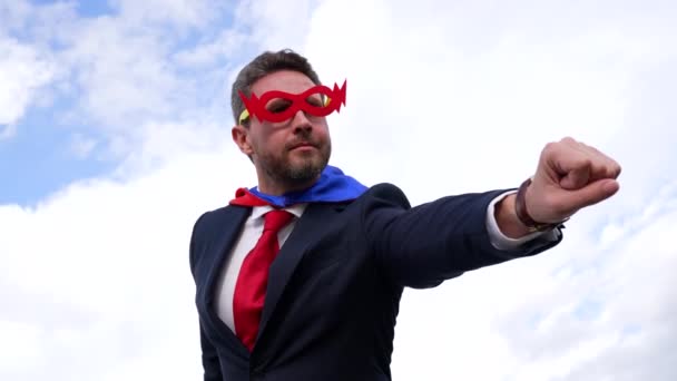 Heroico super hombre vuela con la mano levantada, éxito empresarial — Vídeo de stock