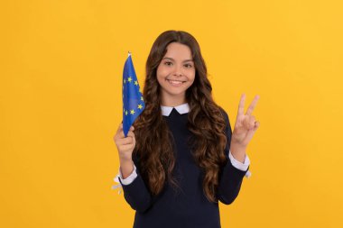 Schengen ülkesinde turistik vize. Küçük kız yurtdışına seyahat eder ve eğitim görür. Avro Bölgesi tatili