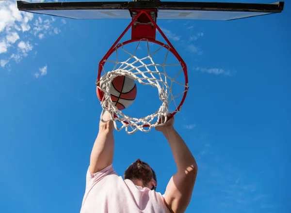 Basketbol topu olan genç bir adam. Profesyonel basketbolcu dışarıda antrenman yapıyor.. — Stok fotoğraf