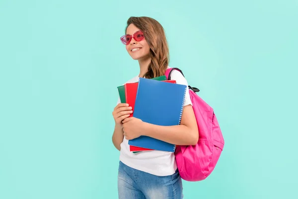 Bambino felice con zaino e copybook in occhiali da sole pronto a studiare a scuola, torna a scuola — Foto Stock
