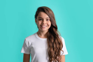 Kıvırcık saçlı neşeli çocuk. Güzellik ve moda. Kadın model..