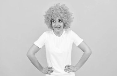 Kıvırcık palyaço peruğu takmış rüya gibi bir kadın hayal et.