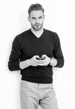 Cep telefonundaki sıradan mesajlı yakışıklı adam beyaz mesajla izole edilmiş.