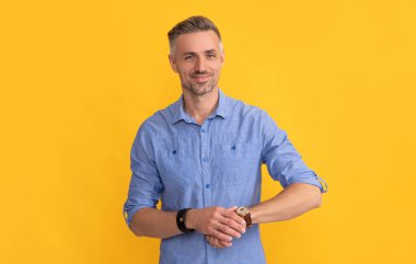 Gülümseyen adam zamanı kontrol ediyor. Elli saati olan adam. Kol saatini gösteren bir adam. Geç kaldın..