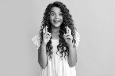 Şaşırmış çocuk uzun kıvırcık saçlı ve mükemmel tenli, rüya gibi.