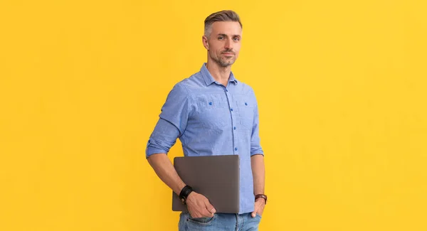 Freelance man hold computer. businessman holding laptop for blogging. — Stock Photo, Image