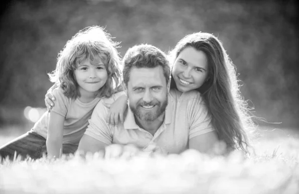 Dia da família. amizade. pai mãe e filho na grama parque verde. família amigável se divertindo — Fotografia de Stock