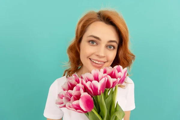 Mavi arka planda lale çiçeği buketi olan mutlu kadın yüzü — Stok fotoğraf
