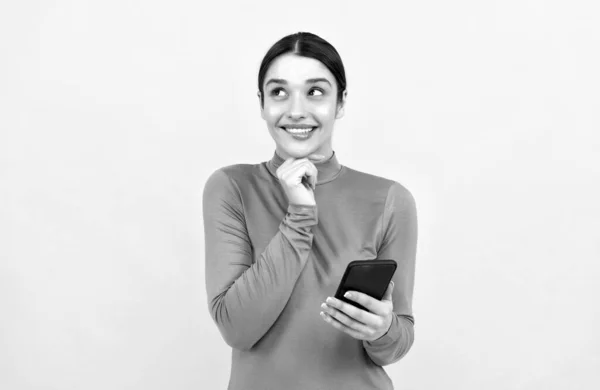 Technologie de communication moderne. femme blogueur utiliser smartphone. dame heureuse travaillant en ligne — Photo