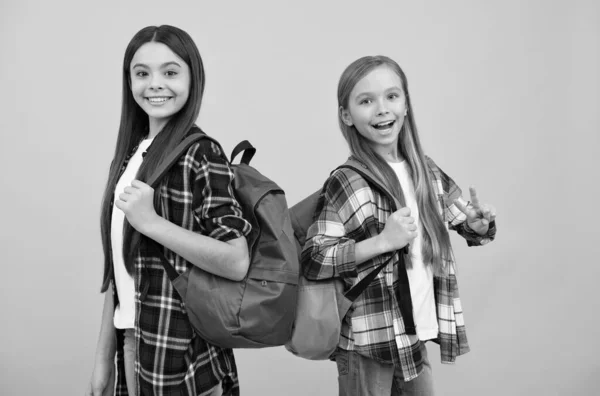 Crianças felizes na camisa xadrez casual levar mochila mostrar gesto de paz, escola — Fotografia de Stock