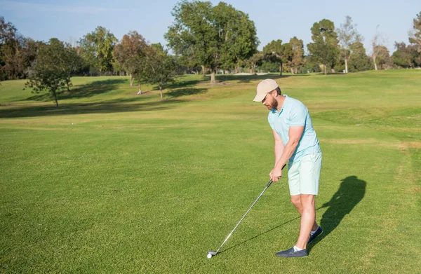 Homem jogando jogo de golfe na grama verde, espaço de cópia, jogador de golfe — Fotografia de Stock