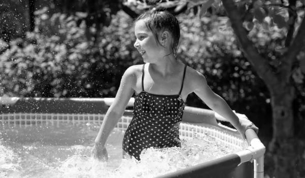 Szczęśliwy dzieciak cieszyć słoneczny letni dzień pływanie w odkrytym basenie, chill — Zdjęcie stockowe