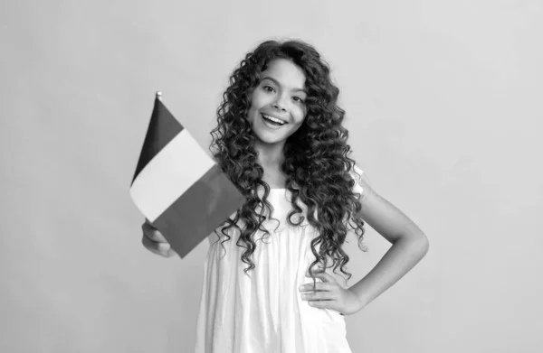 Ευτυχισμένο παιδί μακριά σγουρά μαλλιά κρατήστε γαλλική σημαία, Γαλλία — Φωτογραφία Αρχείου