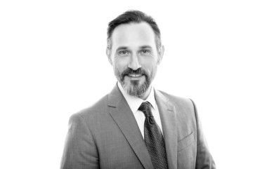 Gülümseyen olgun, gri saçlı girişimci takım elbiseli, beyaz, karizmada soyutlanmış