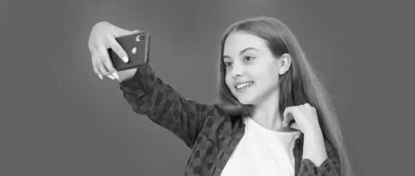 Vlogger met mobiele telefoon in de klas. het maken van video blog op smartphone. tiener meisje bloggen op telefoon. — Stockfoto