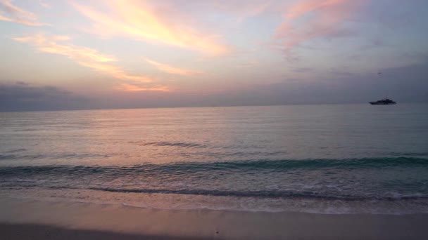 Dalgalı suyun doğal arka planı ve günbatımı gökyüzü gemiyle, denizle — Stok video