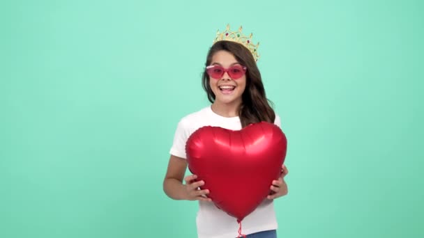 Affascinante bambino sorpreso in occhiali da sole e corona regina con palloncino partito cuore, sorpresa — Video Stock