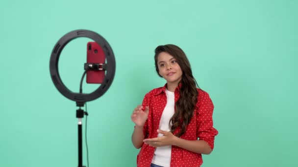 Gadis remaja yang ceria blogger melambaikan halo gunakan selfie dipimpin untuk online webinar, webinar — Stok Video