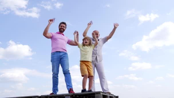 Boldog család győztesek papírrepülők élvezik a sikert, hogy győztes gesztus ég-magas, győzelem — Stock videók