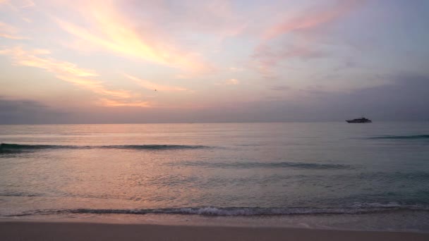 Καλοκαιρινές διακοπές στο δραματικό ηλιοβασίλεμα ουρανό πάνω από τη θάλασσα με τα πουλιά που πετούν με πλοίο, ρομαντική θέα. — Αρχείο Βίντεο