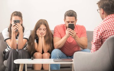 Telefon bağımlısı anne, baba ve kız. Hayat sigortası ve evlat edinme. veli toplantısı