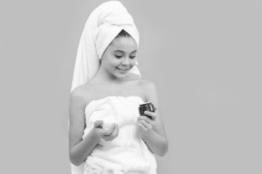 Banyo kulesinde mutlu çocuk yüz kremi tut, güzellik