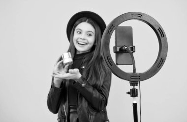 Mutlu genç kız selfie çekmiş. Çocuk güzellik blogcusu. çocukluk mutluluğu. çocuk makyaj yapar.