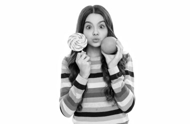 Eğleniyorum. Çocuk yemeği seçiyor. Turuncu lolipoplu komik genç kız. vitamin ve diyet.