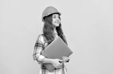 İnşaatçı çocuk bilgisayarı tut. Bina ve inşaat. webinar. Mutlu çocuk bakıcısı