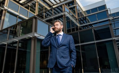 İş görüşmesi. Ses bağlantısı. Yetişkin CEO cep telefonundan konuşuyor. Telefon görüşmesi.
