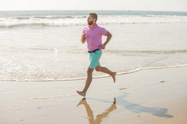 Koşucu özgürlüğü hisseder. Sabahın tadını çıkarıyorum. Dayanıklılık ve dayanıklılık.