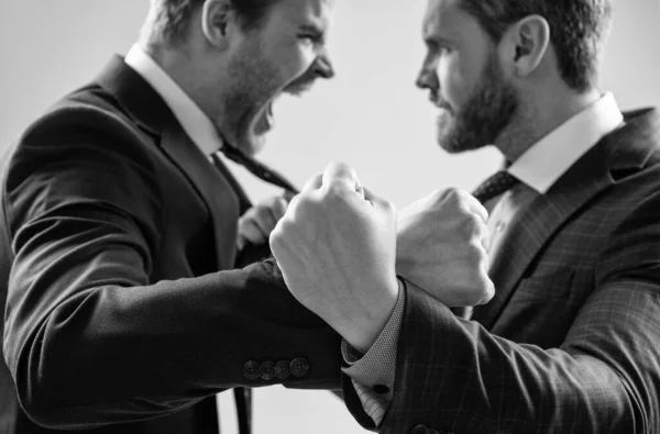 パンチの拳反対男性ビジネスパートナーや同僚の紛争、選択的フォーカス、企業の戦い. — ストック写真