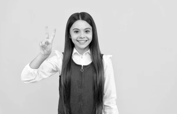 V é para a vitória. Menina feliz criança dar sinal de vitória. Educação escolar — Fotografia de Stock