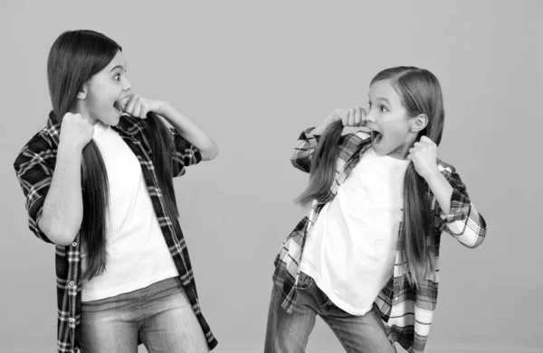 Modelo de moda feminina. meninas em camisas xadrez casuais. retrato de crianças amigos. — Fotografia de Stock