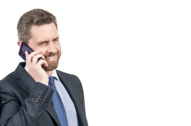 Mobil iletişim. Cep telefonundaki mutlu adam konuşması. İş adamı iş yerinde cep telefonu kullanır